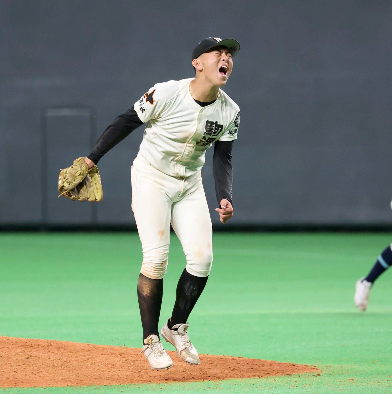 士別翔雲対駒大苫小牧　9回表士別翔雲2死一塁。15個目の三振をとり叫ぶ寺田（撮影・黒川智章）