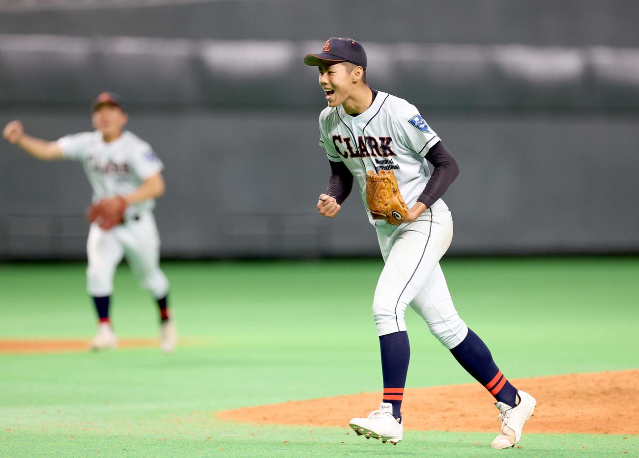 旭川実対クラーク　完封勝利を挙げ叫ぶクラーク・辻田（撮影・黒川智章）