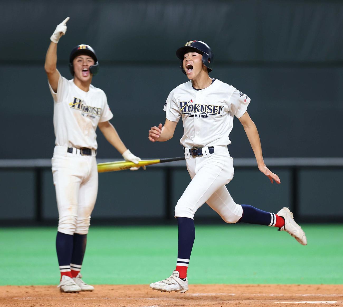札幌創成対北星学園大付　2回裏北星学園大付2死三塁、暴投で生還する畑（撮影・黒川智章）