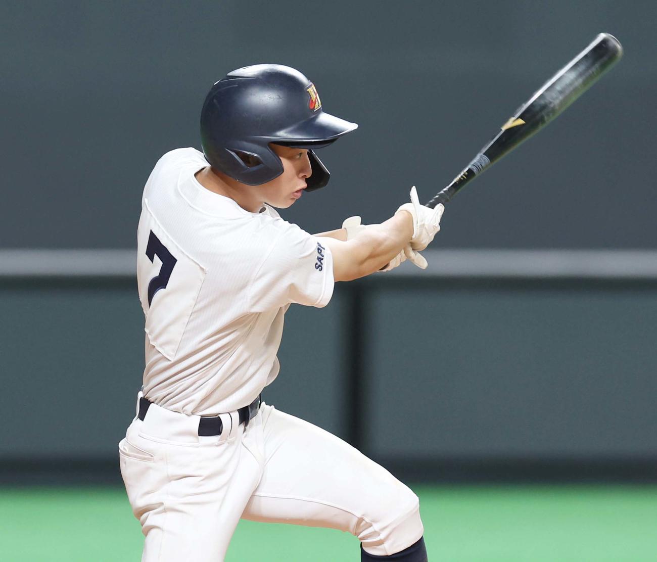 札幌創成対北星学園大付　3回裏北星学園大付2死一、二塁、左越え2点適時二塁打を放つ辻（撮影・黒川智章）