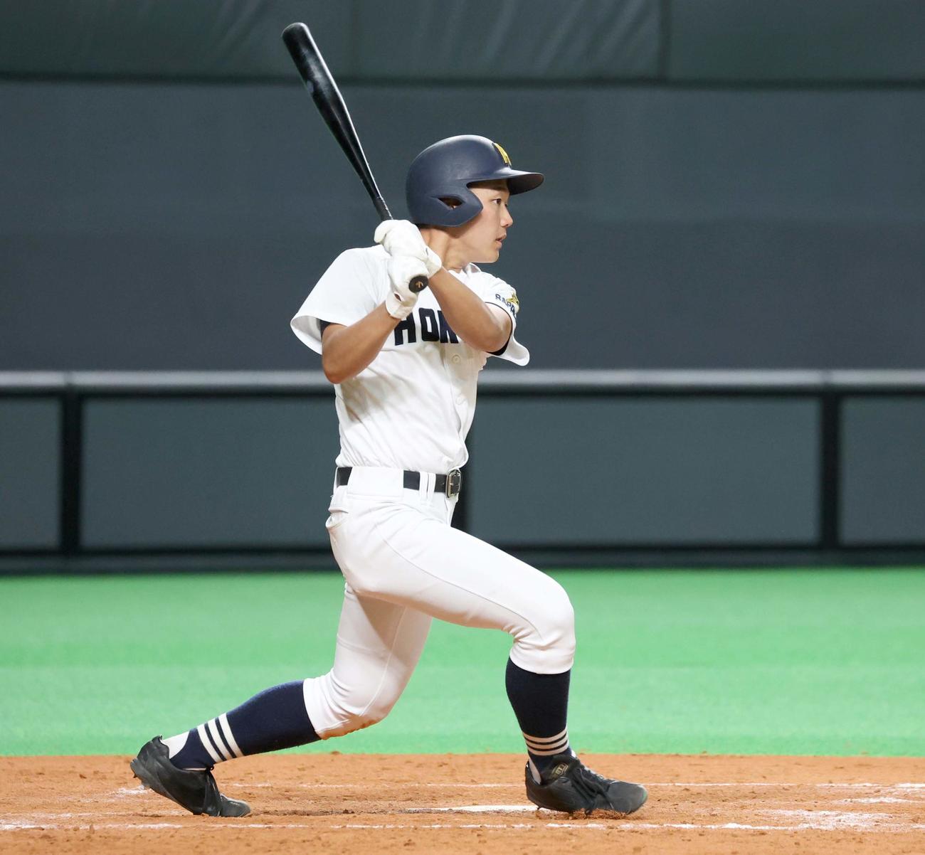 北海対函館中部　5回表北海1死一塁、右前打を放つ今（撮影・黒川智章）