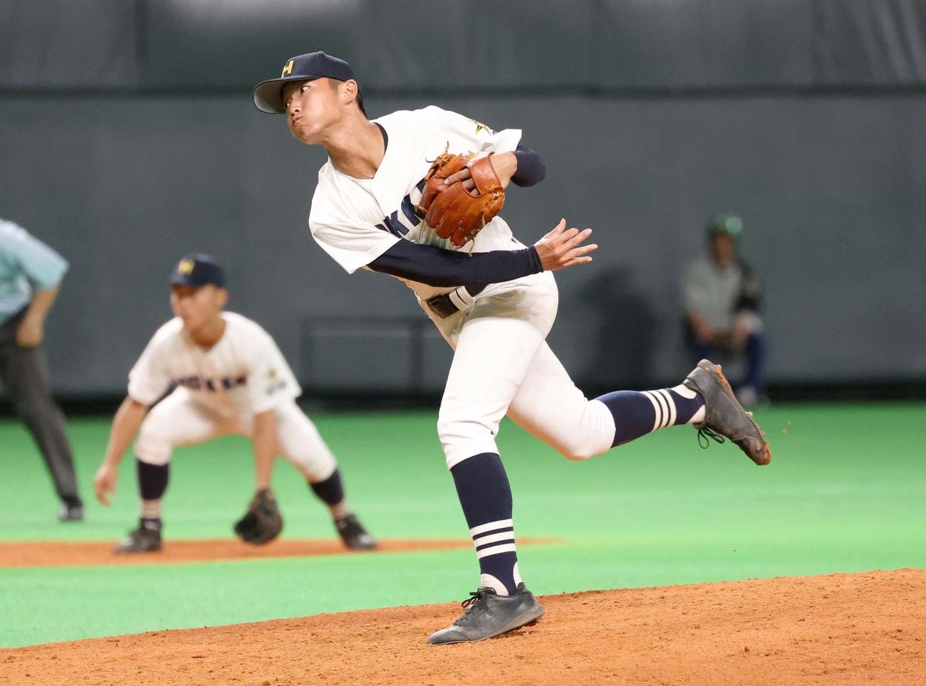 北海対函館中部　5回に3番手で登板の北海・三沢（撮影・黒川智章）