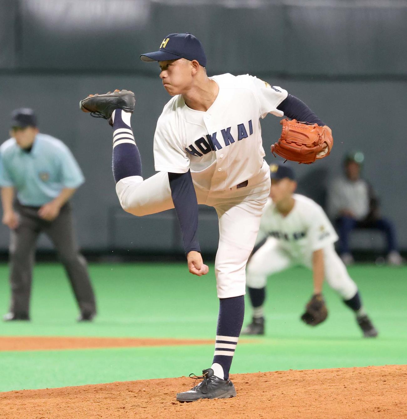 北海対函館中部　6回に4番手で登板の北海・小野（撮影・黒川智章）