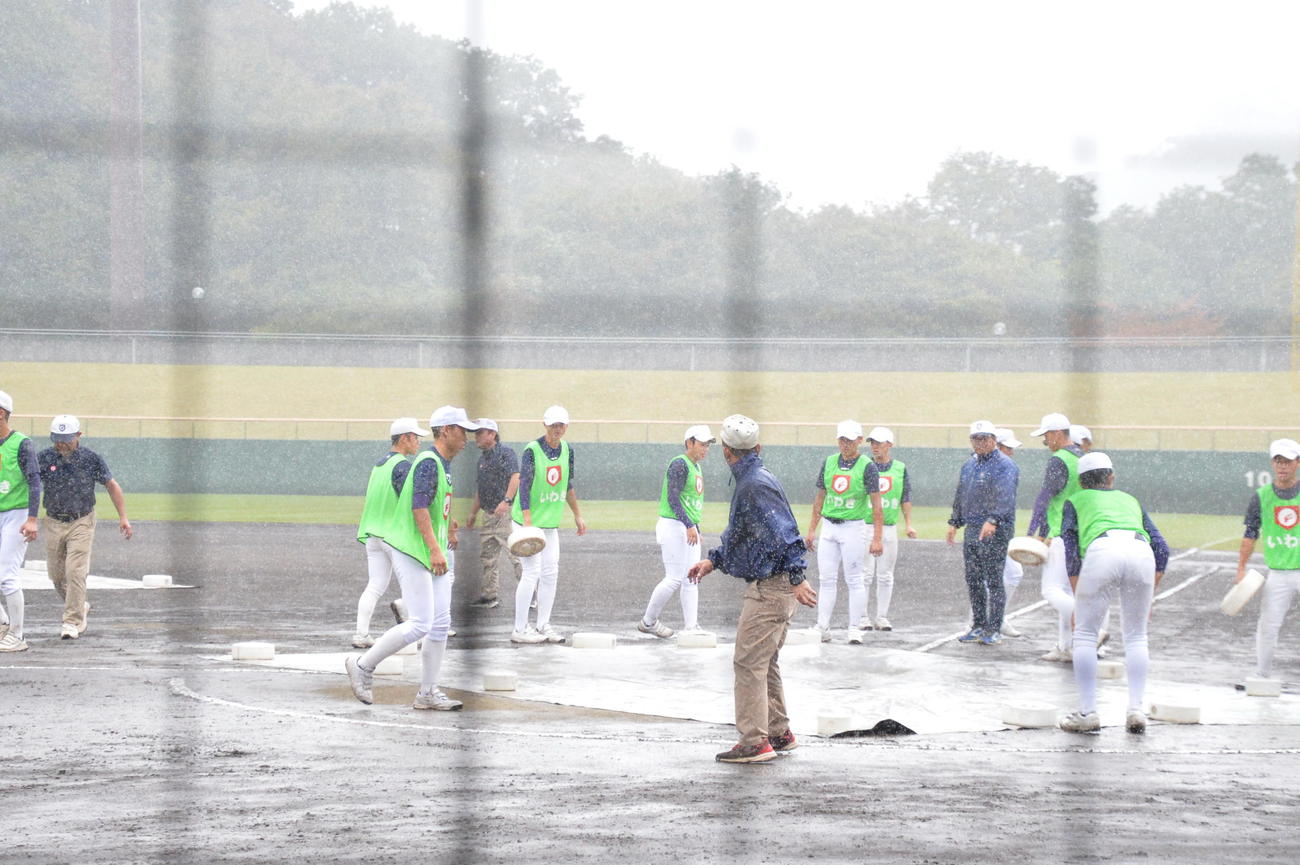 花巻東対青森山田　東北大会準決勝は、試合開始からわずか4球で降雨のため継続試合となった（撮影・浜本神威）