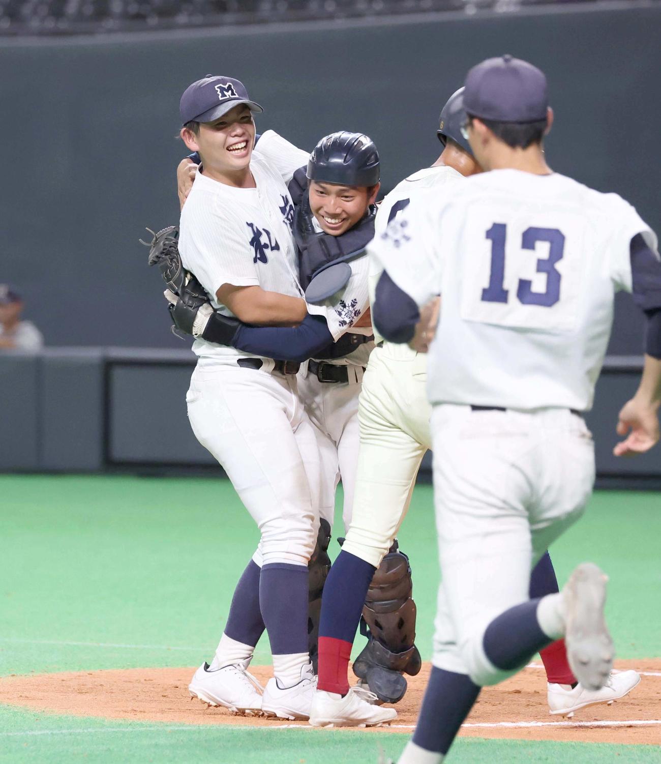札幌南対函館大柏稜　勝利し古旗（右）と抱き合う本間（撮影・黒川智章）