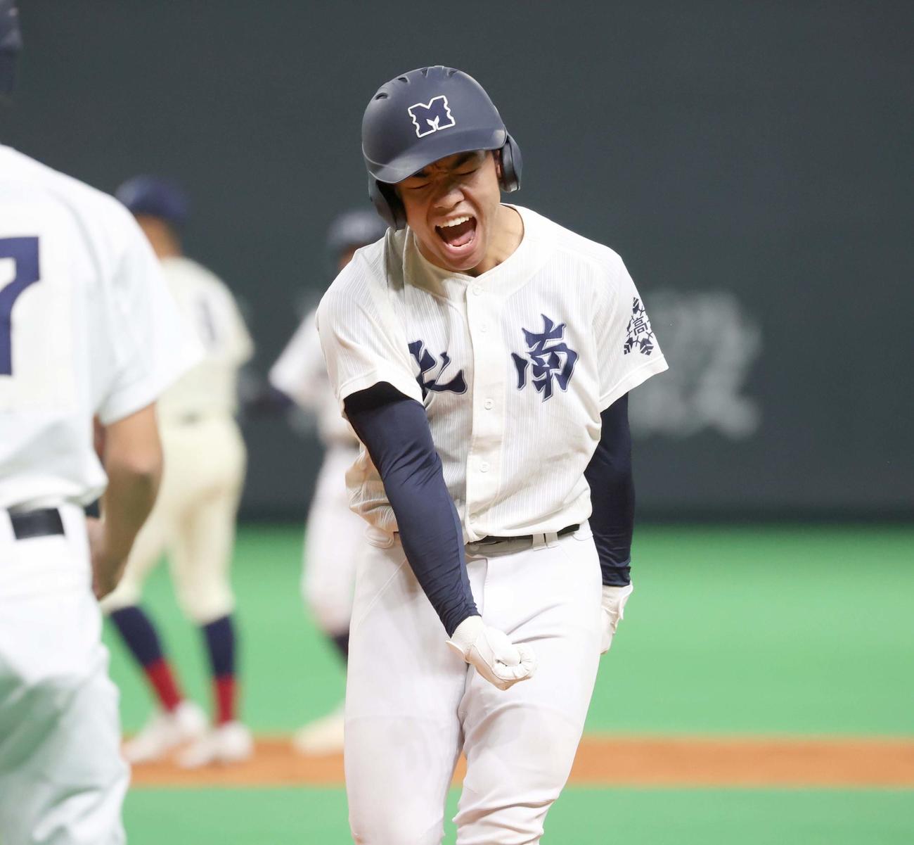 札幌南対函館大柏稜　8回表札幌南2死一、三塁、右前適時打を放ち叫ぶ和田（撮影・黒川智章）