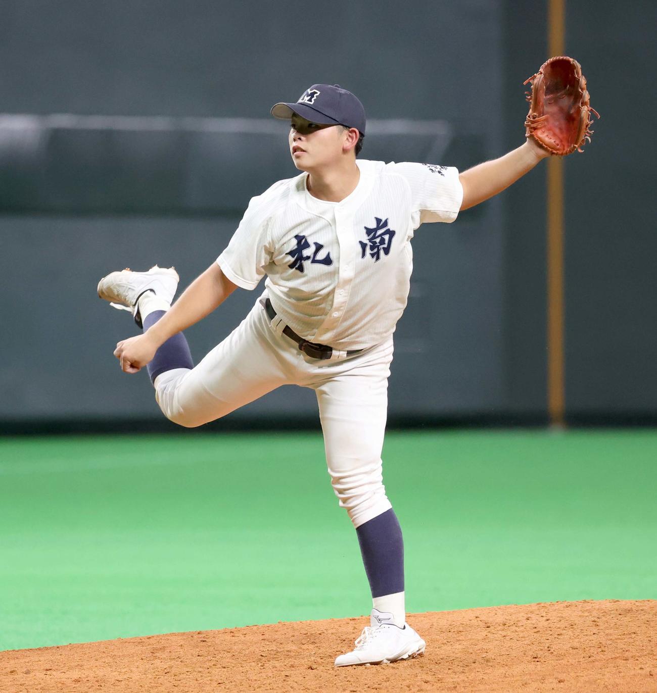 札幌南対函館大柏稜　3回から登板の札幌南・本間（撮影・黒川智章）