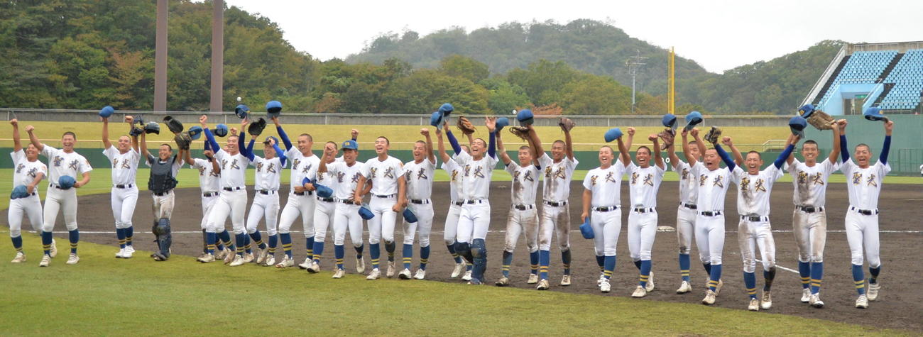 山形中央対聖光学院　7－1で勝利し、決勝進出に喜びを爆発させる聖光学院ナイン（撮影・浜本神威）
