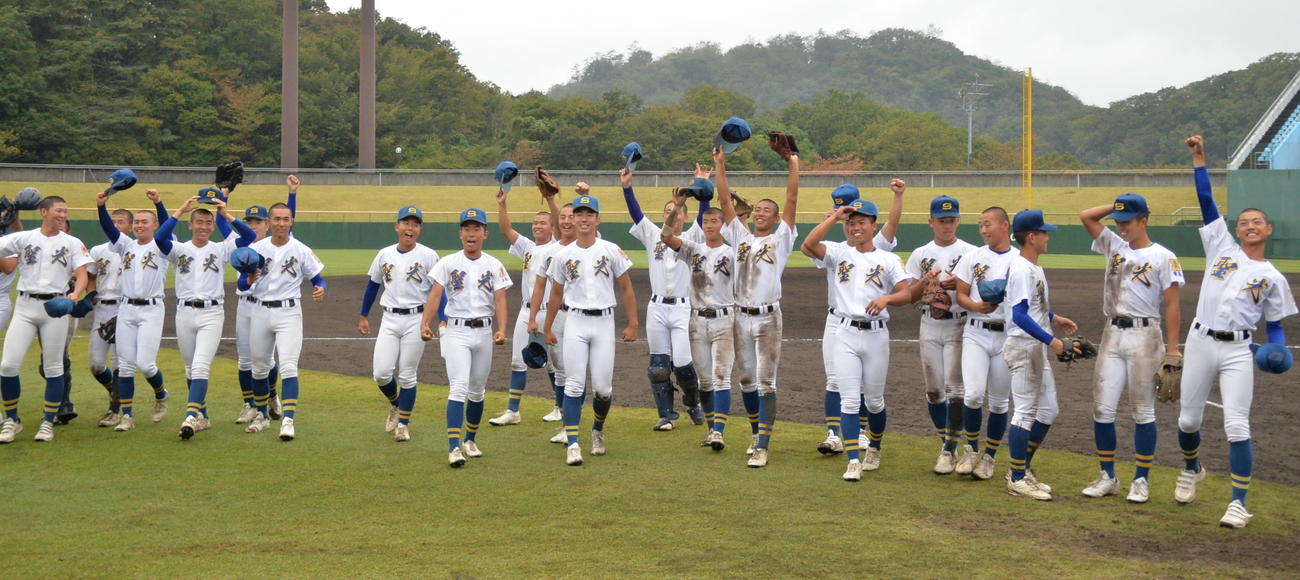 山形中央対聖光学院　7－1で勝利し、決勝進出に喜びを爆発させる聖光学院ナイン（撮影・浜本神威）
