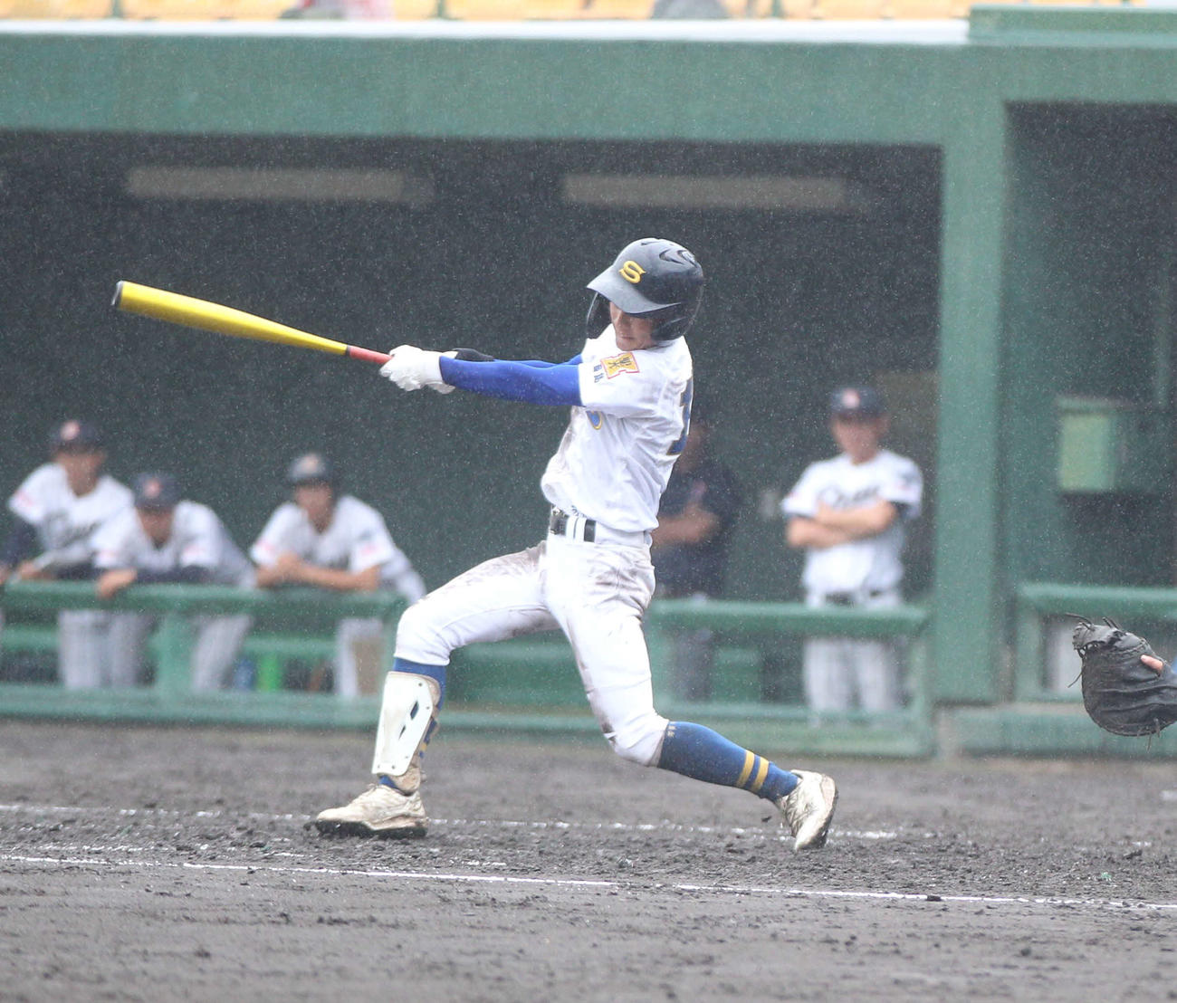 4回裏、適時二塁打を放つ聖光学院・芳賀（撮影・高橋香奈）