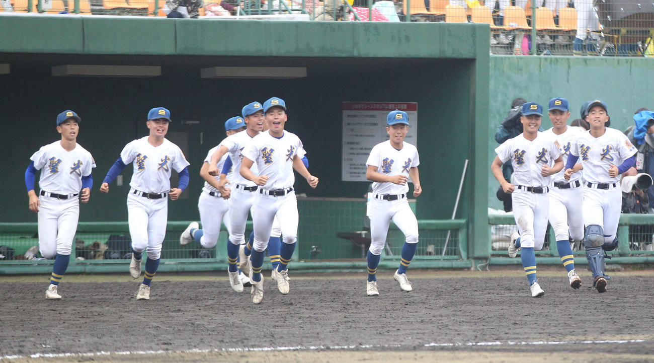 勝利の瞬間、喜びながら駆け出す聖光学院ナインら（撮影・高橋香奈）