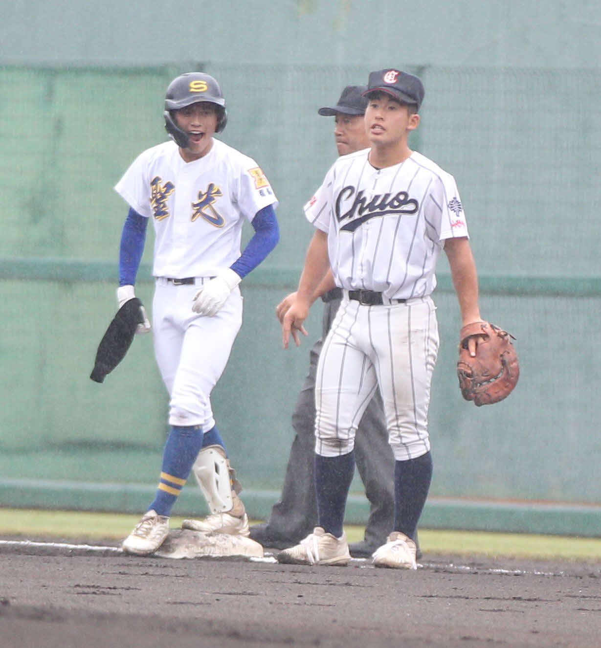 1回、先頭打者安打に喜ぶ聖光学院・芳賀（撮影・高橋香奈）