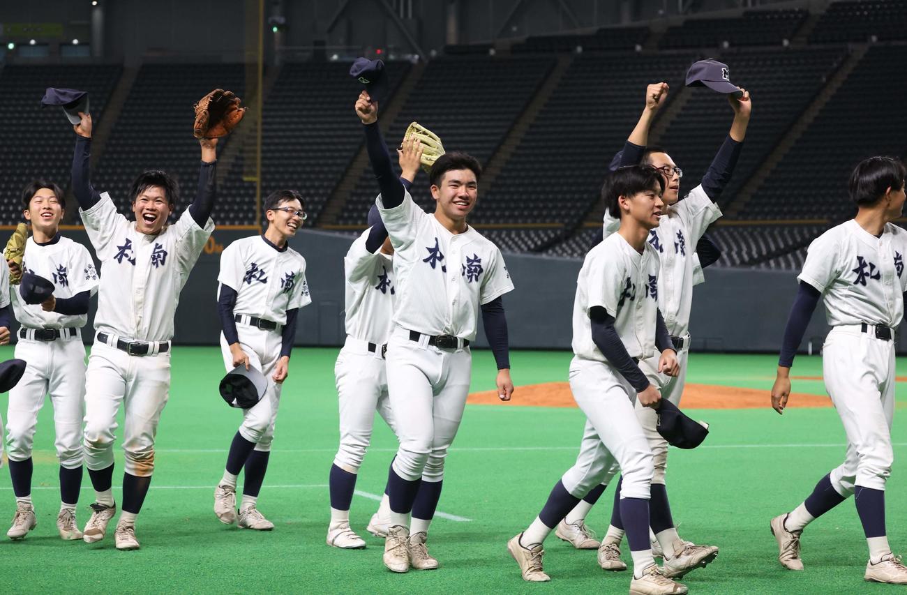 札幌南対函館大柏稜　勝利した札幌南ナインはスタンドに向かってガッツポーズ（撮影・黒川智章）