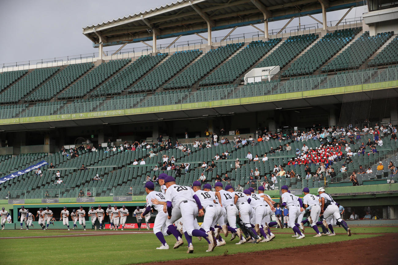 履正社対滋賀短大付　試合に向け一斉に両チームナイン（撮影・上山淳一）