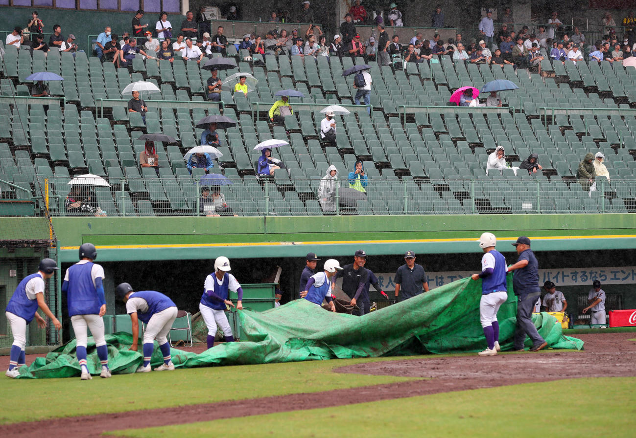 履正社対滋賀短大付　7回表、降雨で中断する（撮影・上山淳一）