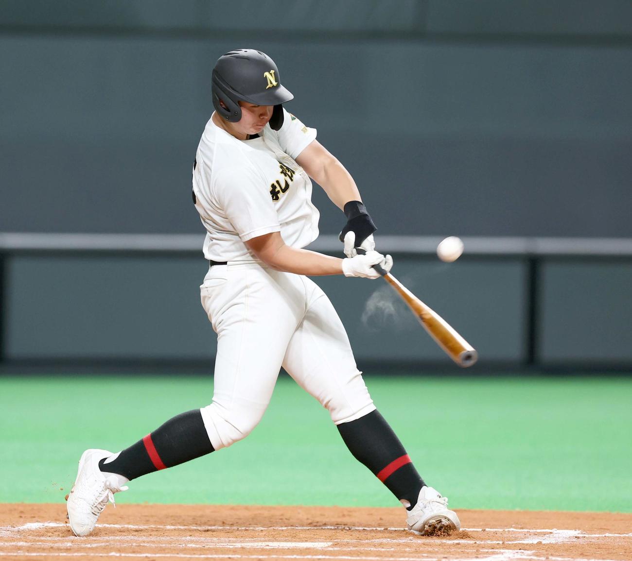 北照対札幌日大　7回裏札幌日大2死一、二塁、左中間に2点適時二塁打を放つ浅井（撮影・黒川智章）