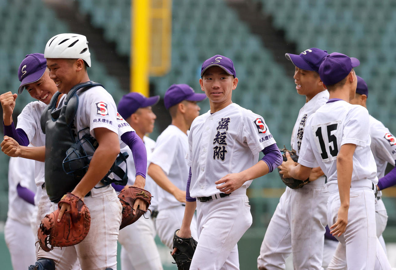 履正社対滋賀短大付　滋賀短大付エース桜本（中央）は履正社打線から勝利を挙げ笑顔で整列する（撮影・上山淳一）