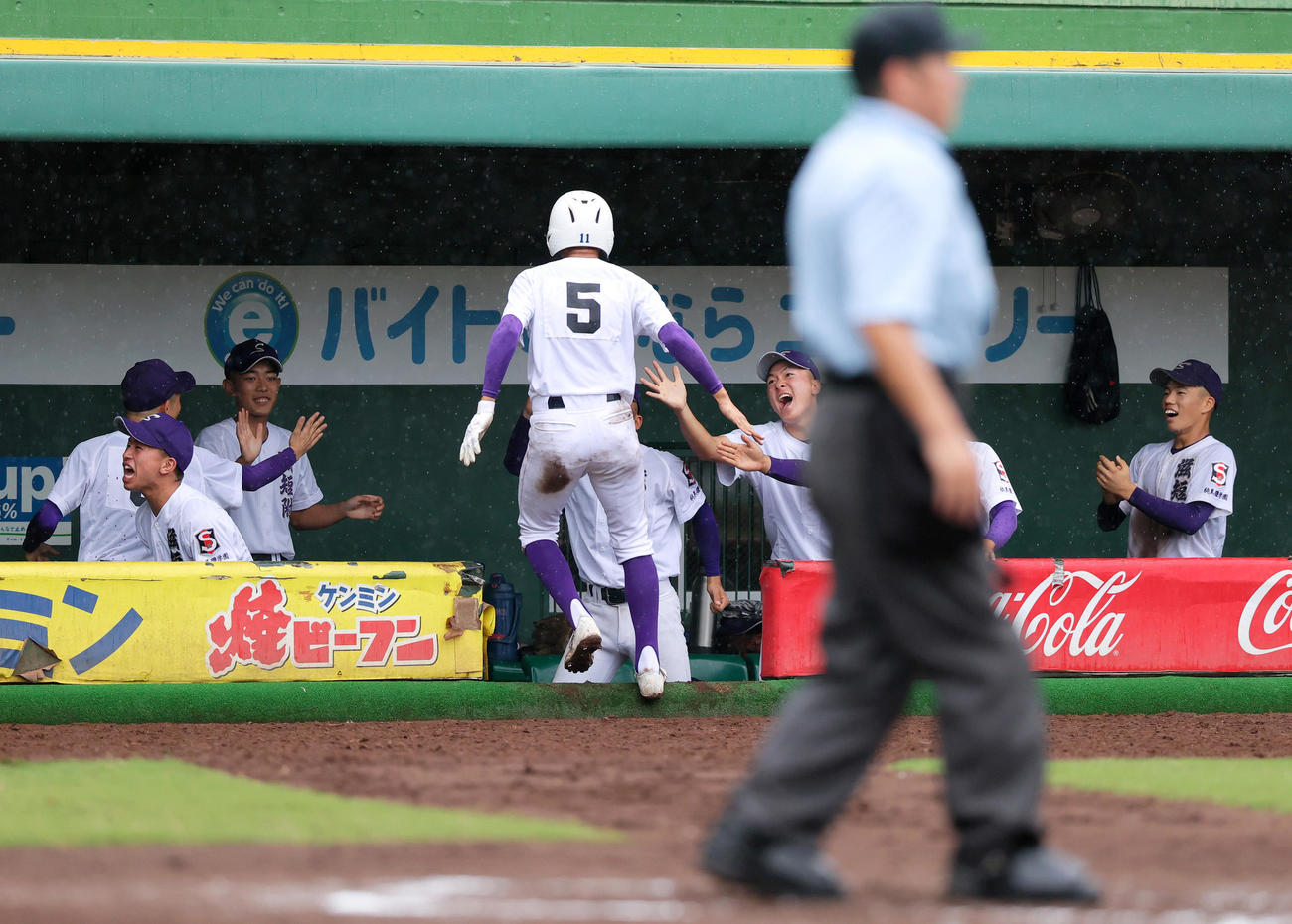 履正社対滋賀短大付　6回裏滋賀短大付無死満塁、北島の左越え2点適時二塁打で喜ぶ滋賀短大付の選手ら（撮影・上山淳一）