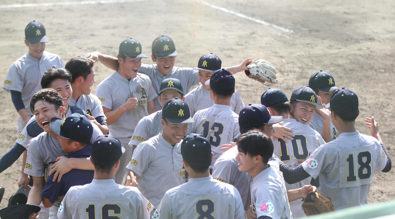 勝利の喜びを分かち合う青森山田ナインら＝2024年10月19日