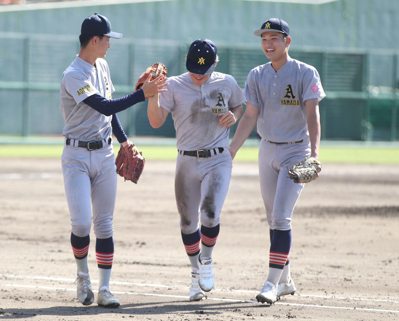 4回、併殺打で0点に抑え喜ぶ（左から）菊池統、菊池伊、伊藤（撮影・高橋香奈）