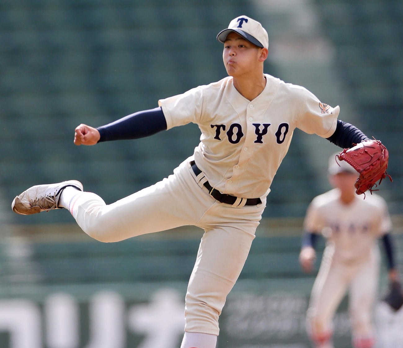 東洋大姫路対龍谷大平安　力投する東洋大姫路先発の阪下（撮影・上山淳一）