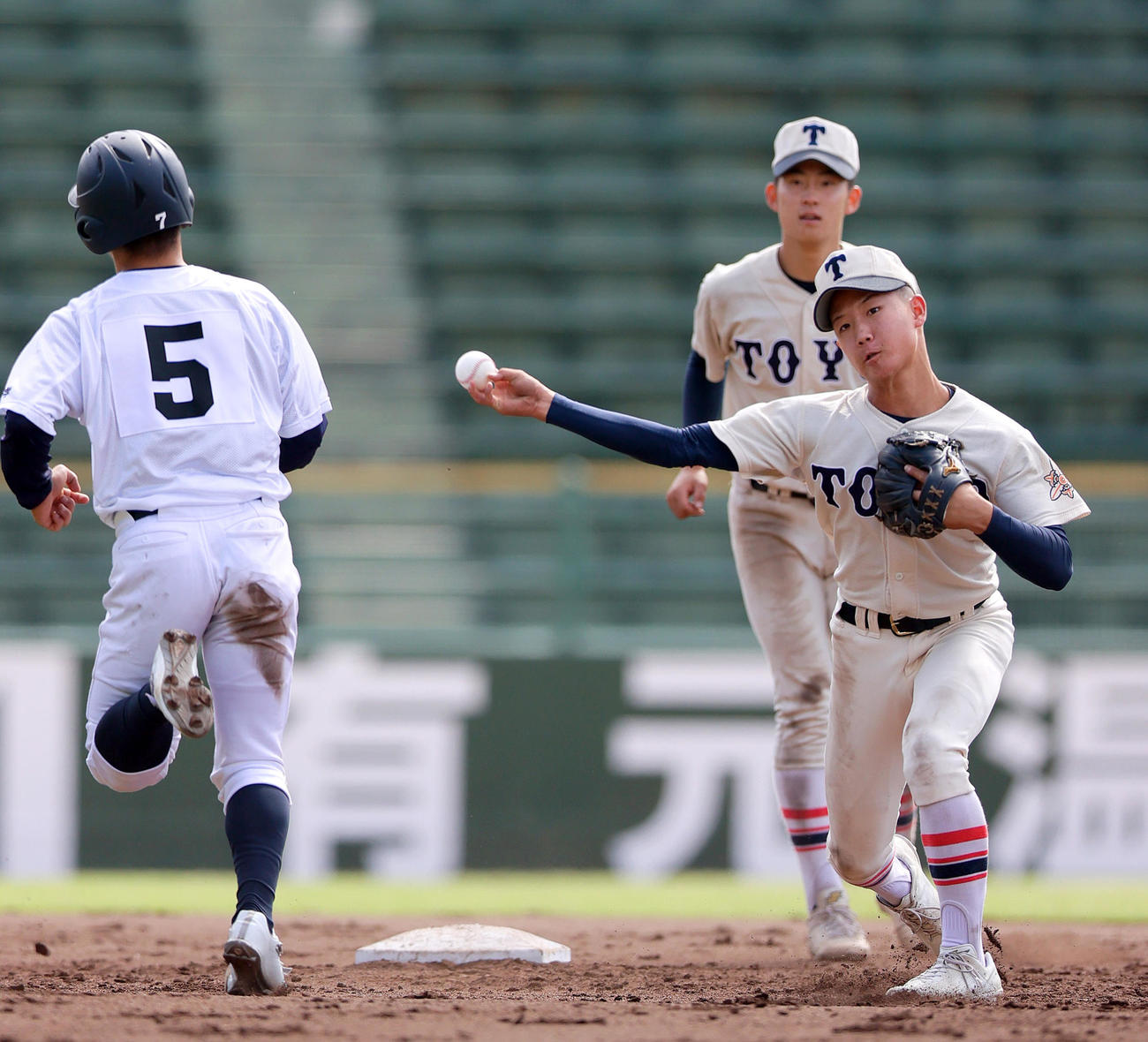 東洋大姫路対龍谷大平安　7回裏龍谷大平安無死一塁、遊撃手・高畑（右）は鏡悠斗の遊ゴロで二塁を踏み一塁送球で併殺にする（撮影・上山淳一）