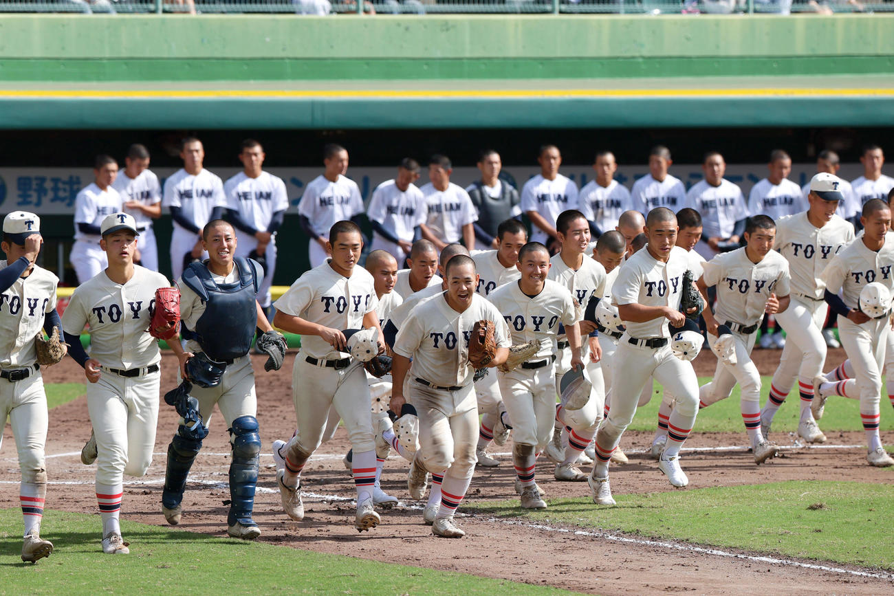 東洋大姫路対龍谷大平安　龍谷大平安に勝利し、応援席に向かって笑顔で駆けだす東洋大姫路ナイン（撮影・上山淳一）