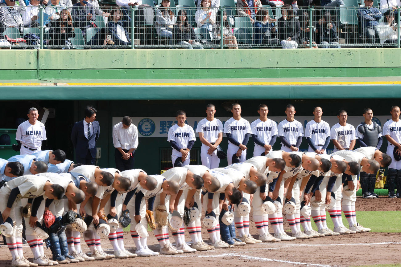東洋大姫路対龍谷大平安　東洋大姫路に敗れベンチ前に整列する龍谷大平安の選手たち（撮影・上山淳一）