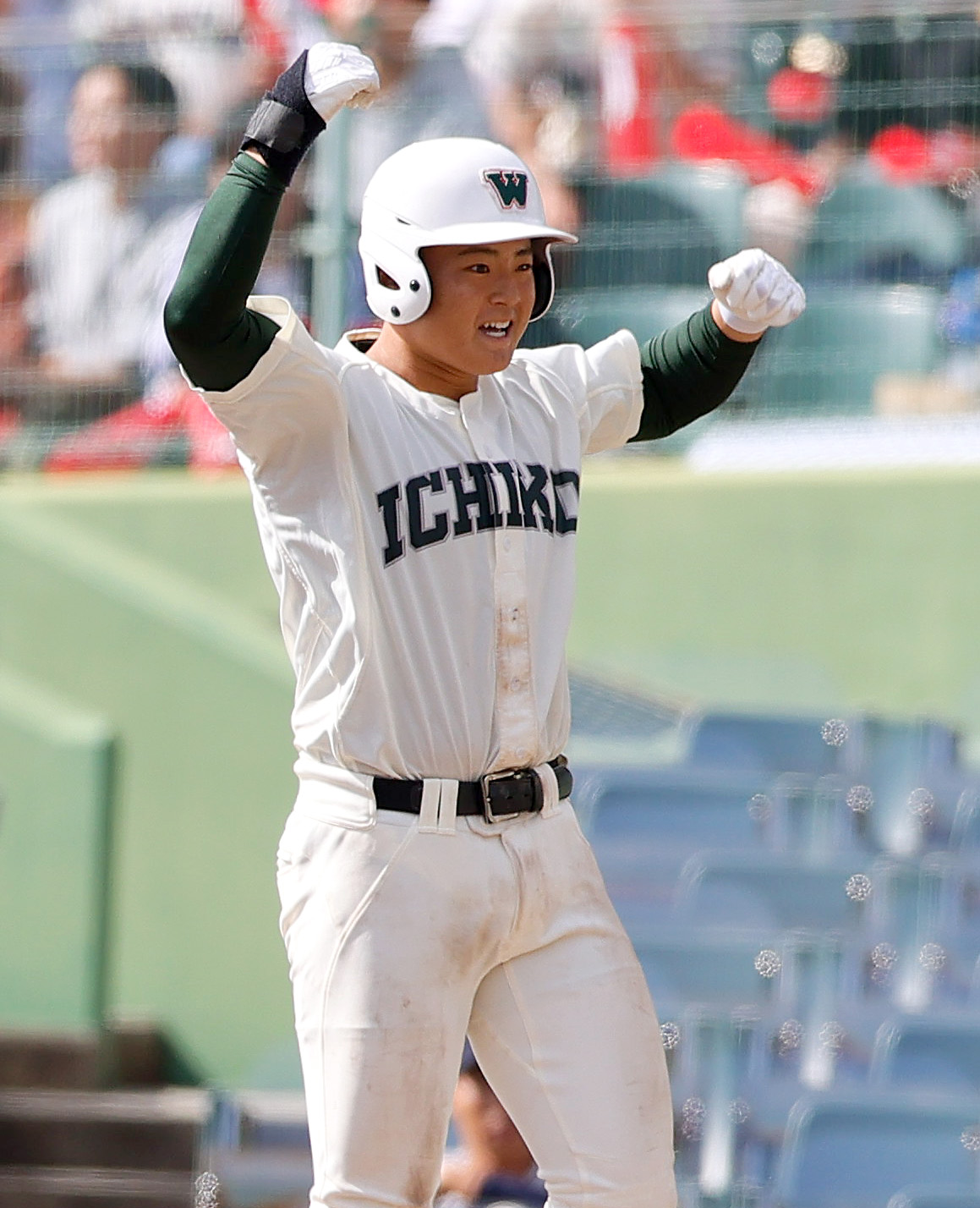 三田学園対市和歌山　8回裏市和歌山2死三塁、森本は右前適時打を放ち一塁でガッツポーズする（撮影・上山淳一）