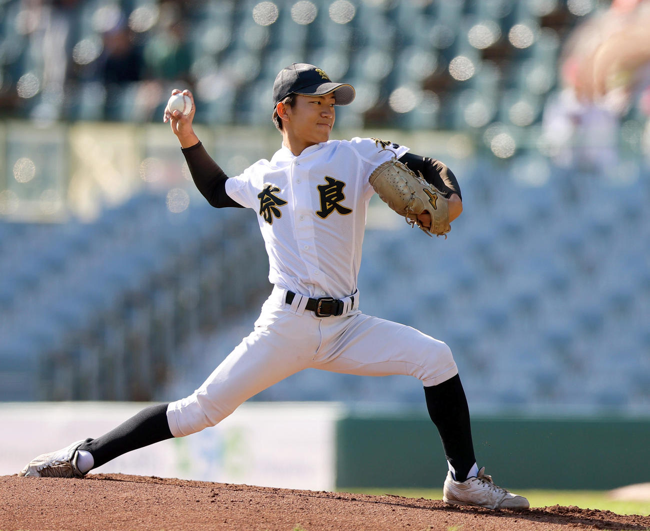 奈良対立命館宇治　奈良先発の神山（撮影・上山淳一）