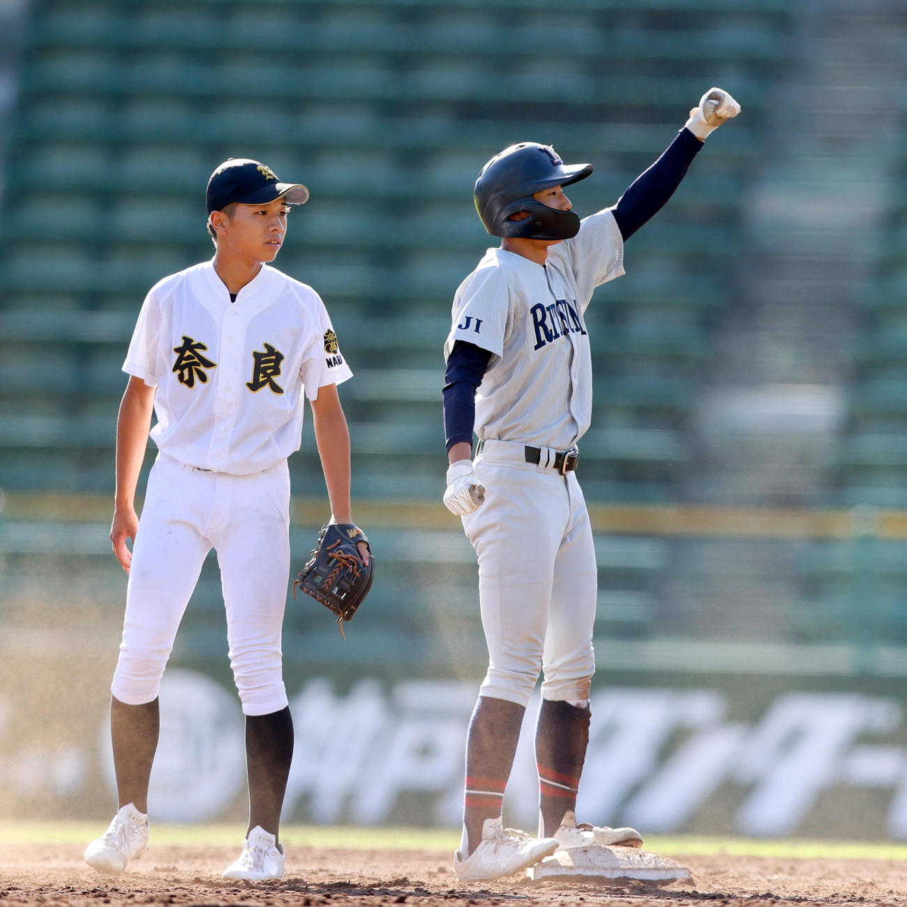奈良対立命館宇治　3回裏立命館宇治2死一、二塁、田中（右）は先制の中前適時打を放ち一気に二塁へ向い二塁でガッツポーズする（撮影・上山淳一）
