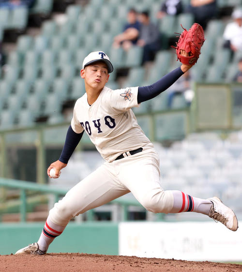東洋大姫路対龍谷大平安　力投する東洋大姫路先発の阪下（撮影・上山淳一）