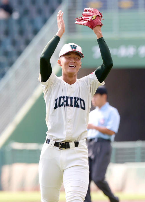 三田学園対市和歌山　9回表三田学園2死、土井は最終打者・沖を三邪飛に仕留め勝利しグラブをたたいて喜ぶ（撮影・上山淳一）