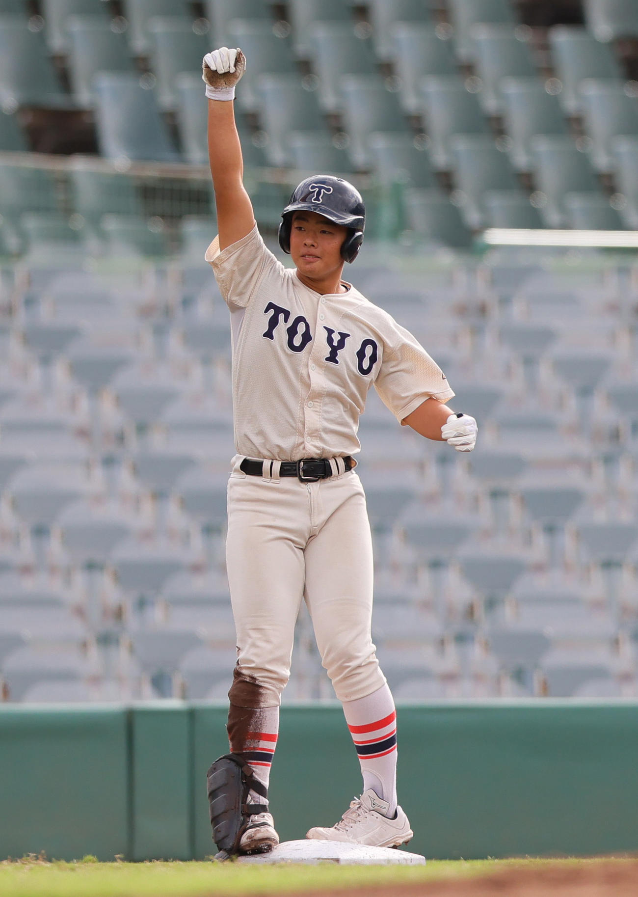 東洋大姫路対龍谷大平安　1回表東洋大姫路1死二、三塁、木村は先制の右越え2点適時三塁打を放ち三塁でガッツポーズ（撮影・上山淳一）
