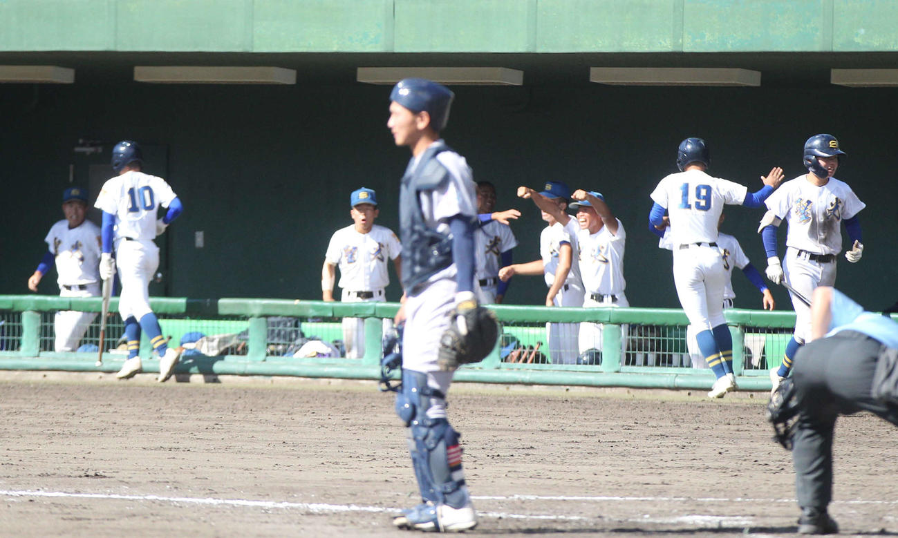 7回、勝ち越しに喜ぶ聖光学院ナインら（撮影・高橋香奈）