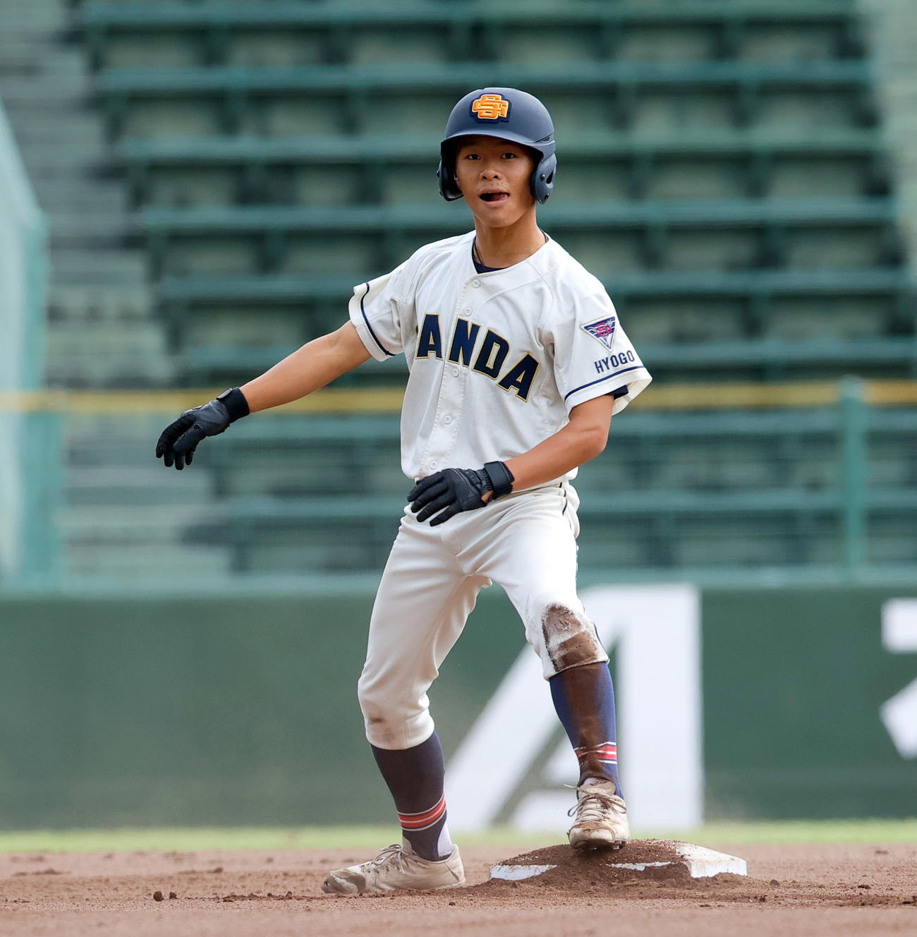 三田学園対市和歌山　6回表三田学園1死、音松天は右中間二塁打を放つ（撮影・上山淳一）