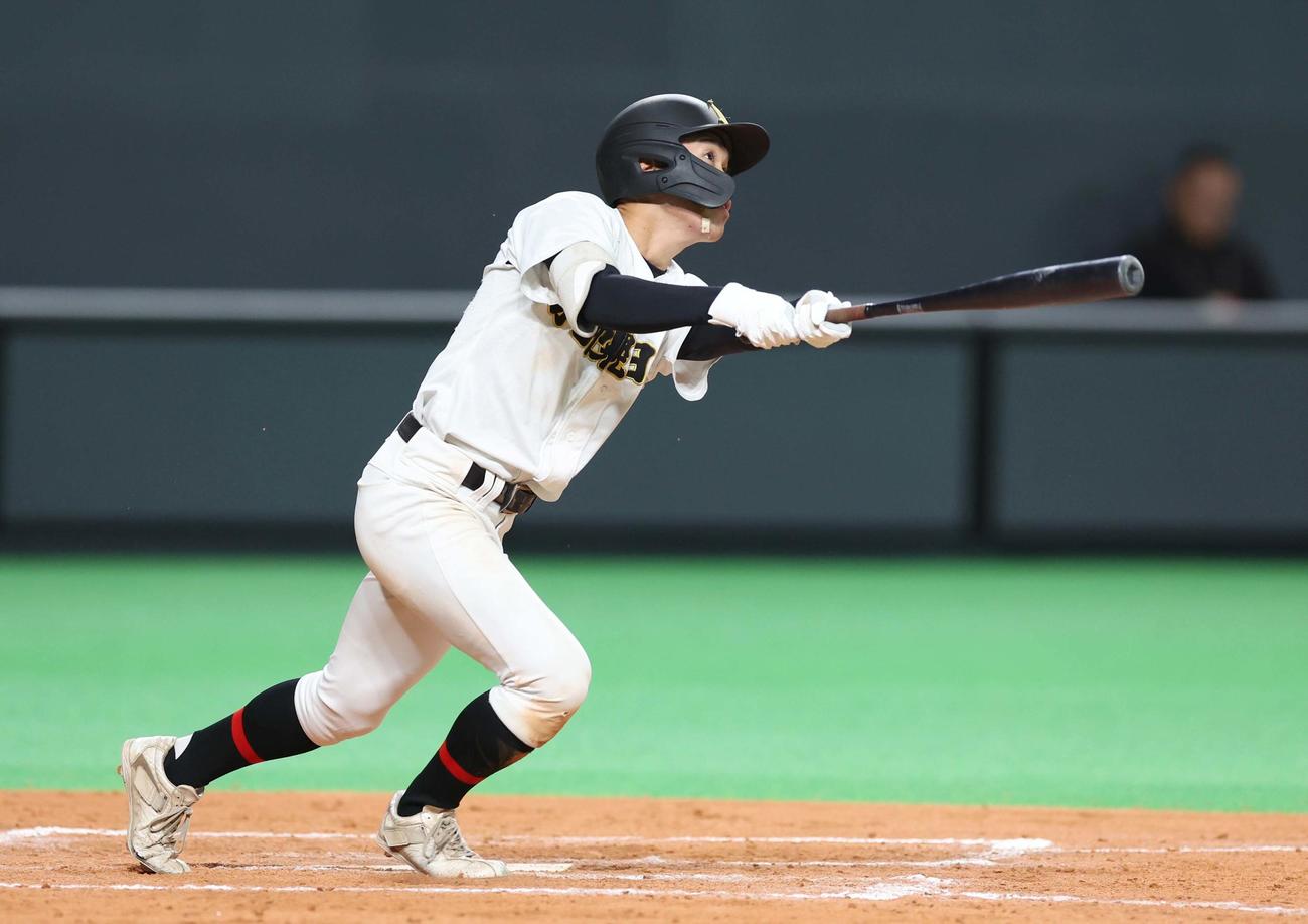札幌日大対北星学園大付　7回表札幌日大2死一、三塁、右越え3点本塁打を放つ帯川（撮影・黒川智章）