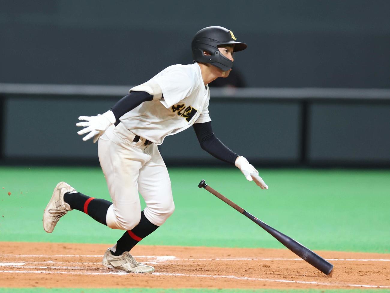 札幌日大対北星学園大付　7回表札幌日大2死一、三塁、右越え3点本塁打を放つ帯川（撮影・黒川智章）