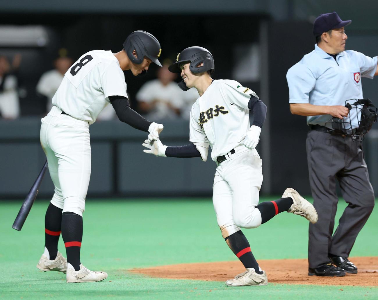 札幌日大対北星学園大付　7回表札幌日大2死一、三塁、右越え3点本塁打を放ち笑顔で生還する帯川（撮影・黒川智章）