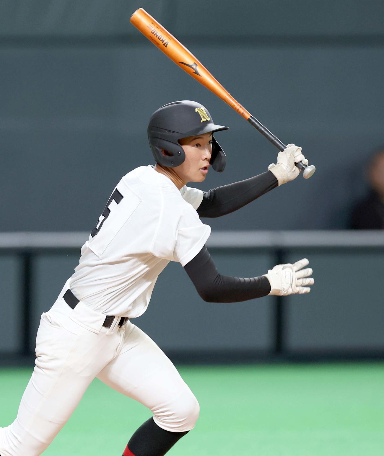 札幌日大対北星学園大付　7回表札幌日大2死一、三塁、右前適時打を放つ川合（撮影・黒川智章）
