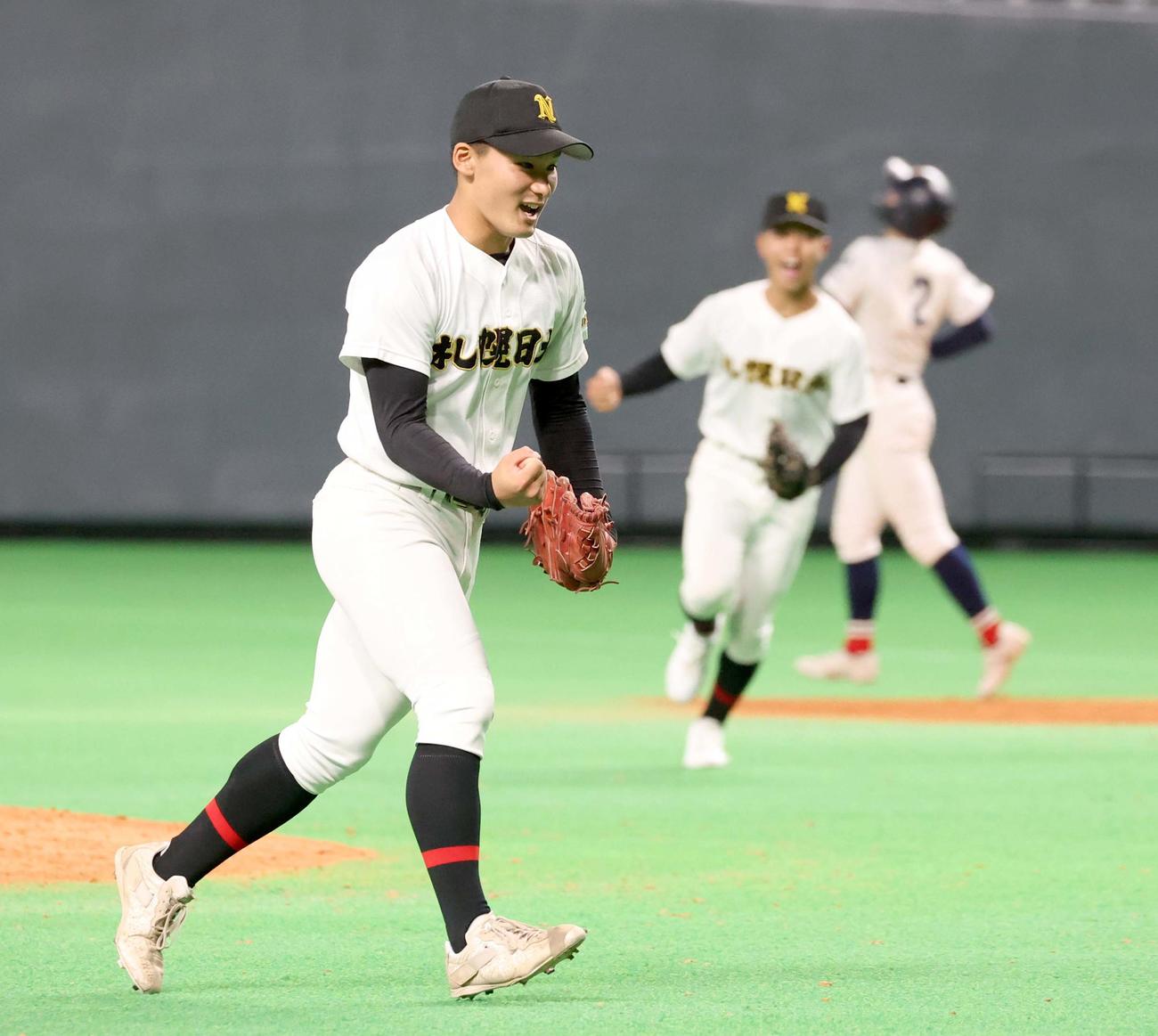 札幌日大対北星学園大付　ベスト4進出を決めガッツポーズの札幌日大・島田（撮影・黒川智章）
