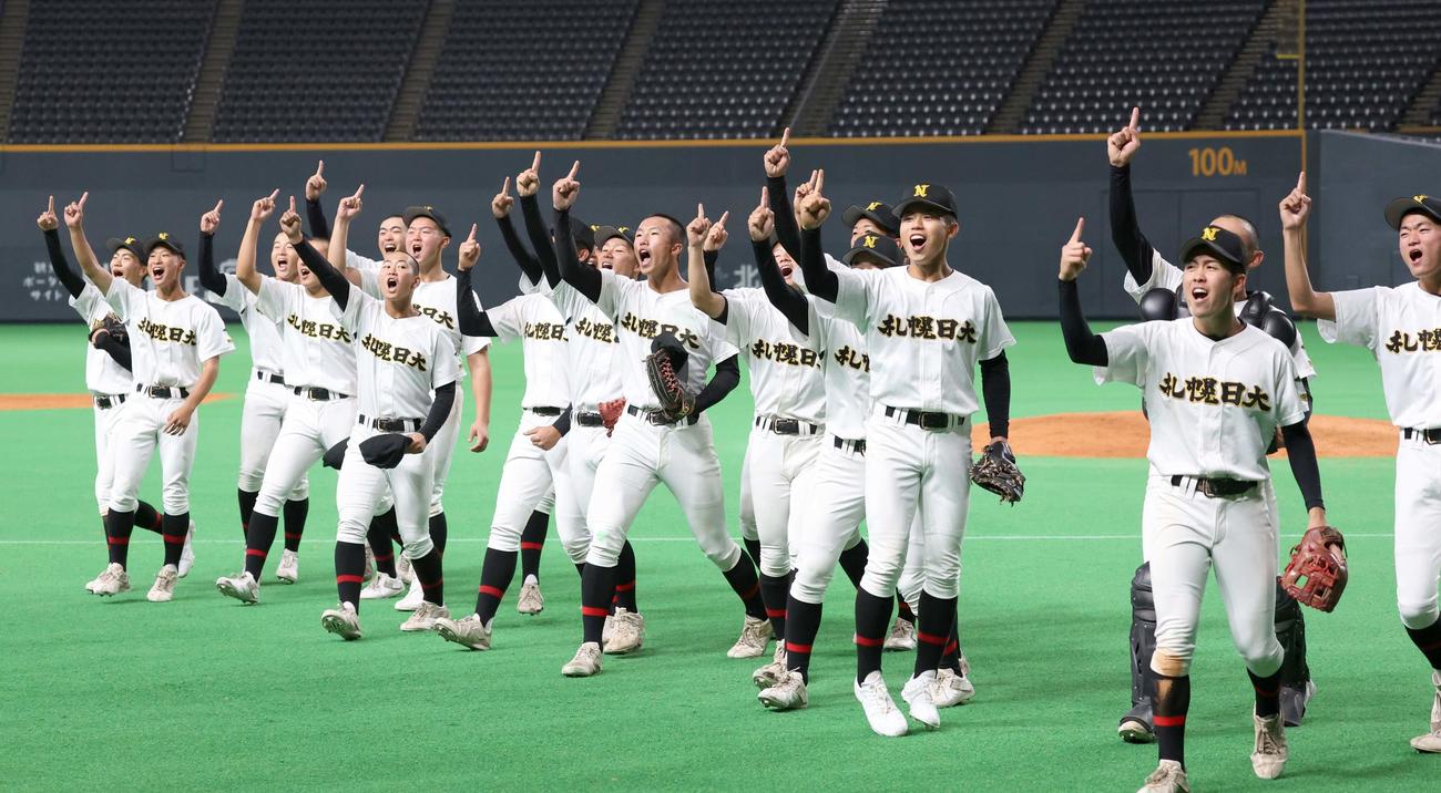 札幌日大対北星学園大付　ベスト4進出を決めスタンドに向かってポーズをとる札幌日大ナイン（撮影・黒川智章）