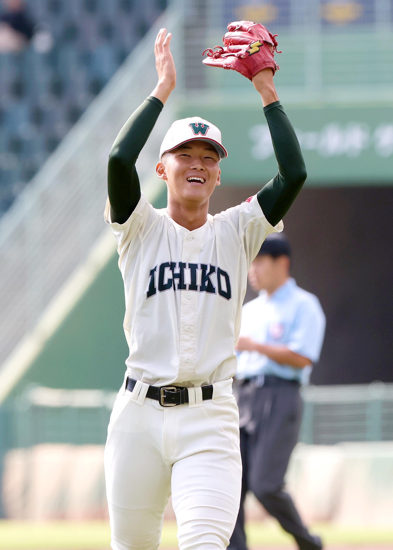 三田学園対市和歌山　9回表三田学園2死一塁、土井は最終打者・三輪奈を三邪飛に仕留め勝利しグラブをたたいて喜ぶ（撮影・上山淳一）