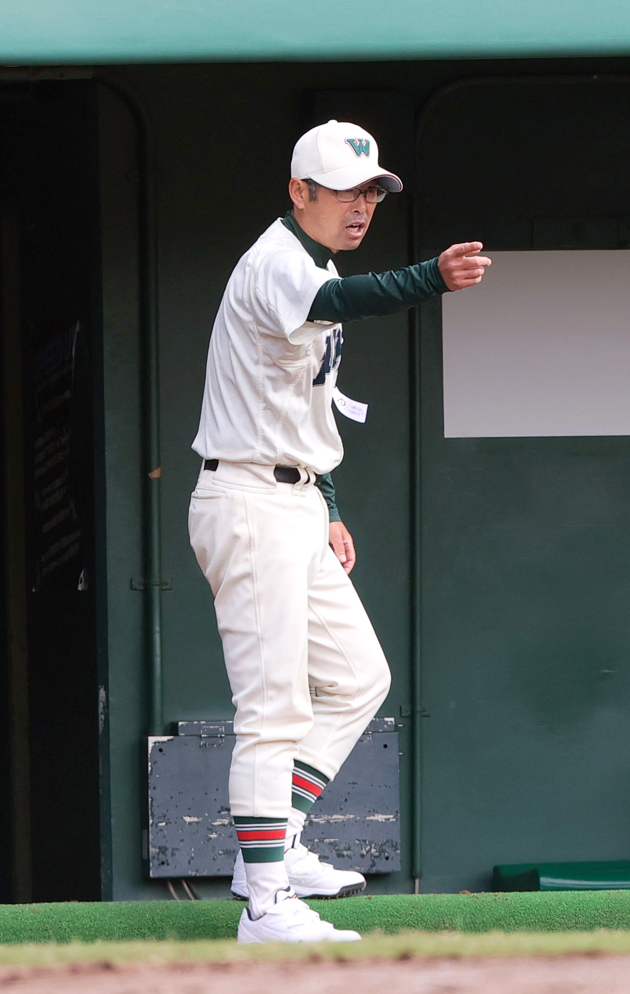 三田学園対市和歌山　ナインに指示を送る市和歌山の半田監督（撮影・上山淳一）