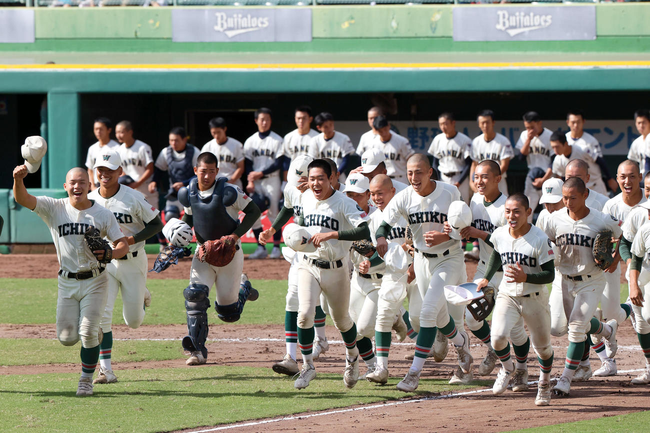三田学園対市和歌山　三田学園に勝利し、応援席に向かって笑顔で駆けだす市和歌山ナイン（撮影・上山淳一）
