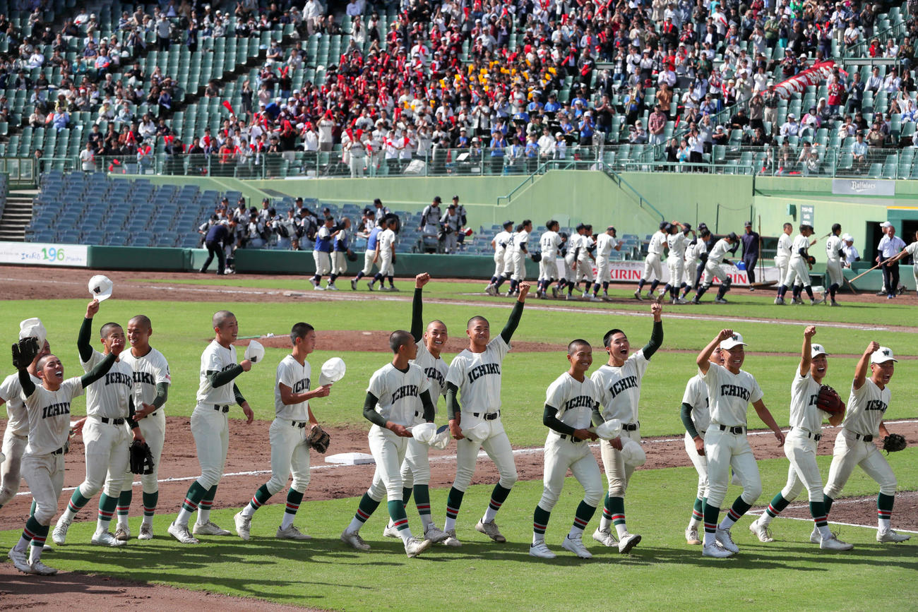 三田学園対市和歌山　アルプスの応援団にあいさつし喜ぶ市和歌山ナイン（撮影・上山淳一）