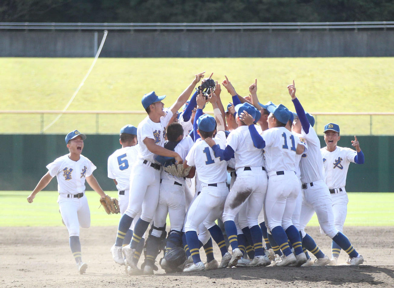 聖光学院対青森山田　勝利の瞬間、マウンドで優勝を喜ぶ聖光学院ナインら（撮影・高橋香奈）