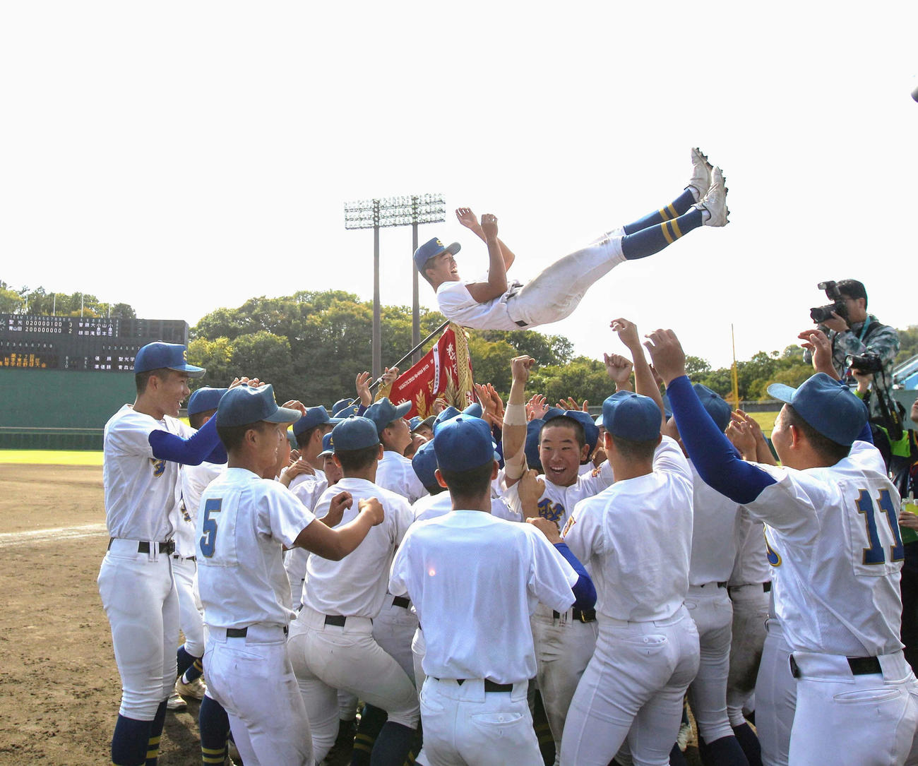聖光学院対青森山田　優勝した聖光学院の竹内はチームメートに胴上げされる（撮影・高橋香奈）