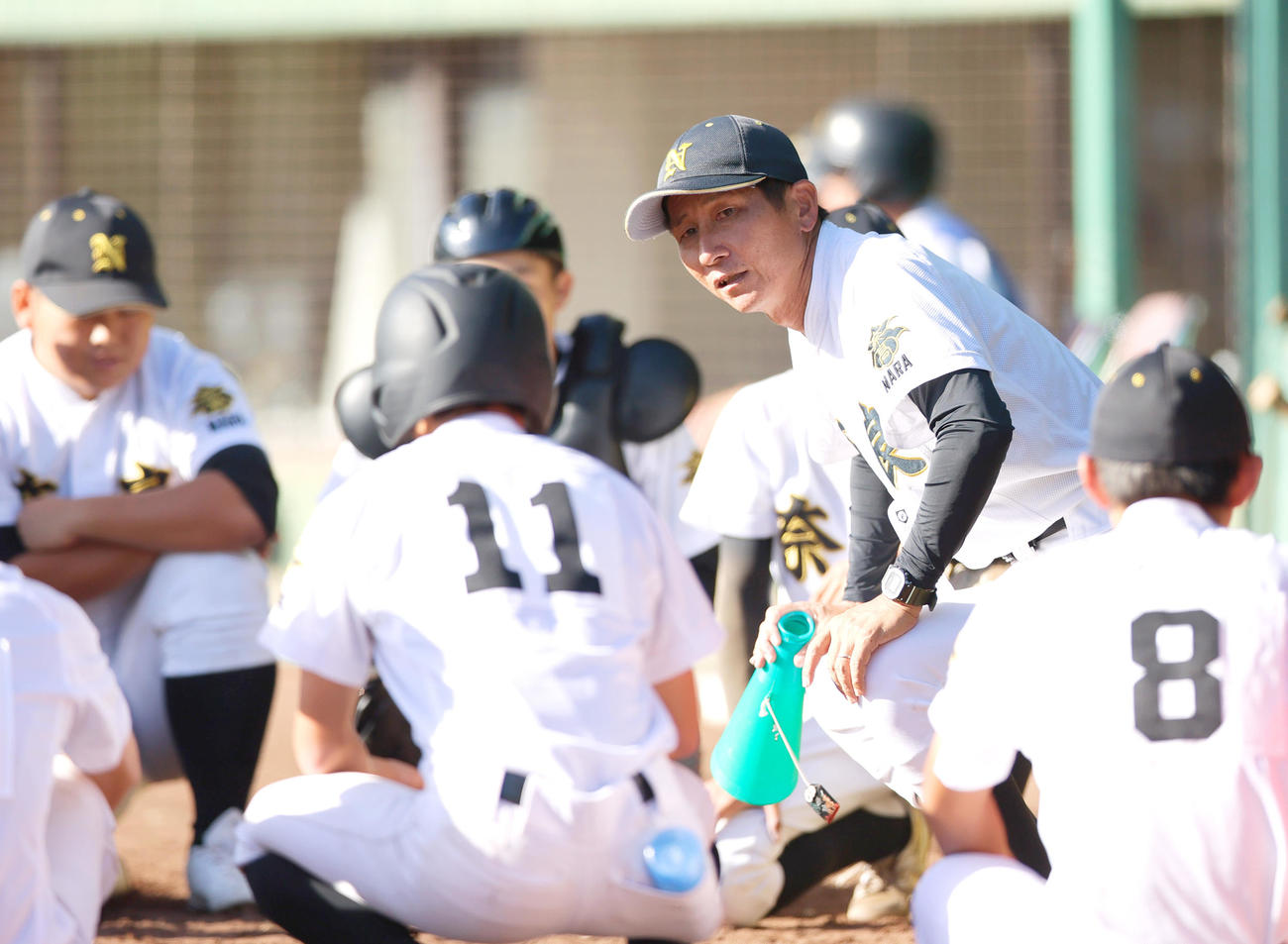 奈良対立命館宇治　ベンチ前で選手らに話す奈良の吉村監督（撮影・上山淳一）