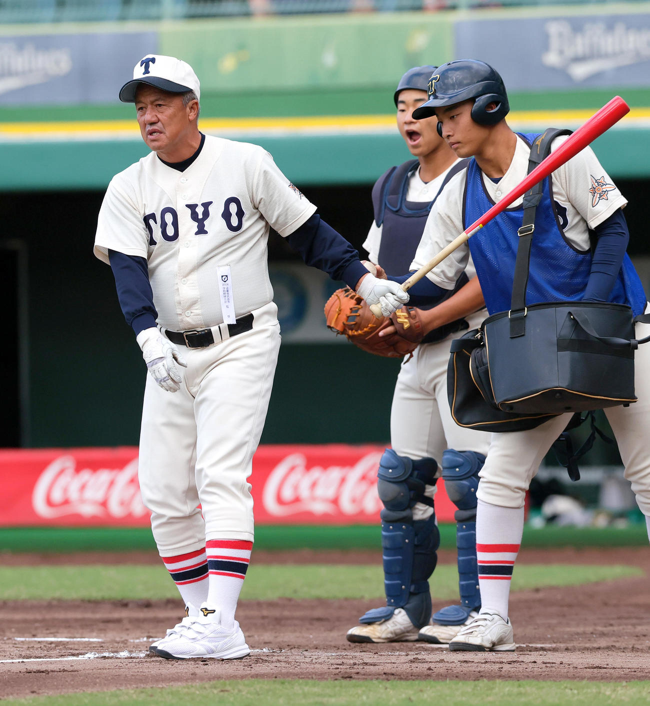 東洋大姫路対龍谷大平安　試合前、ノックする東洋大姫路の岡田監督（撮影・上山淳一）